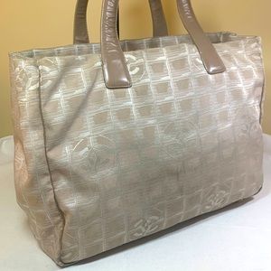 CHANEL LIGNE TRAVEL TAN TOTE W/LEATHER STRAPS INCLUDES MATCHING ROUND POUCH